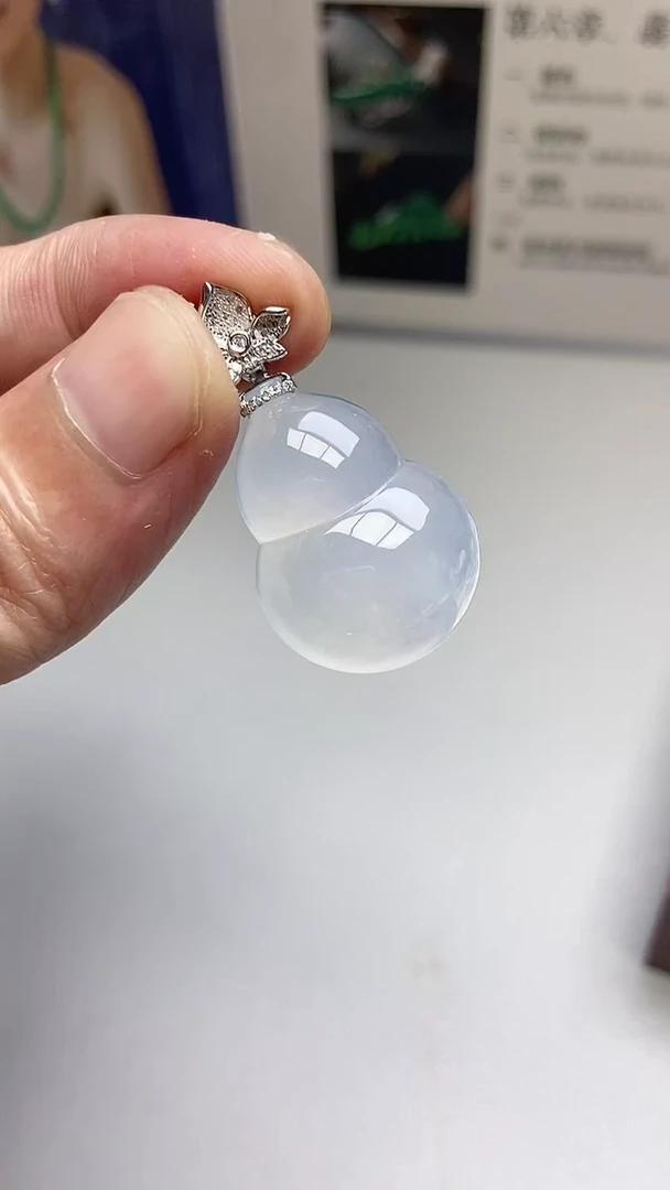 颈饰18K金镶嵌翡翠吊坠
