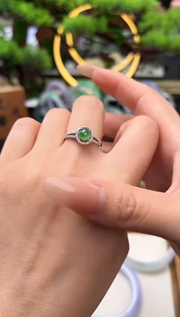 18K金镶嵌戒指翡翠戒指