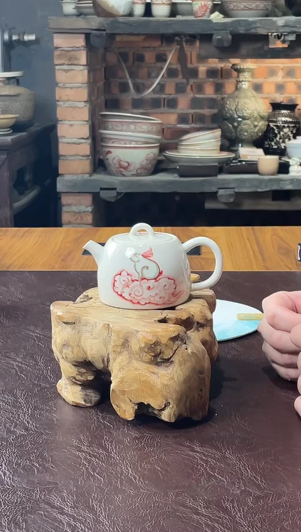 20号玉兔茶壶手绘红绿彩