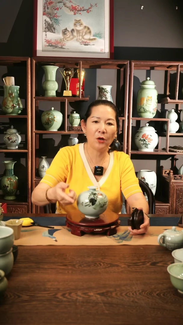 釉中彩 荷花画 小果瓶