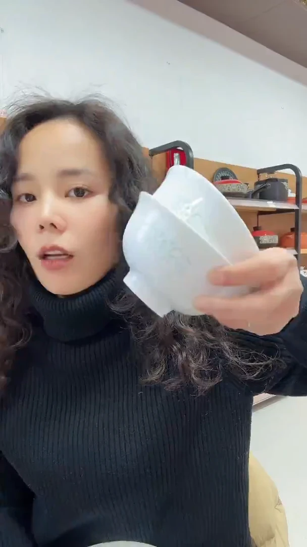 两个装的饭碗的瓷器两个装的饭碗的瓷器