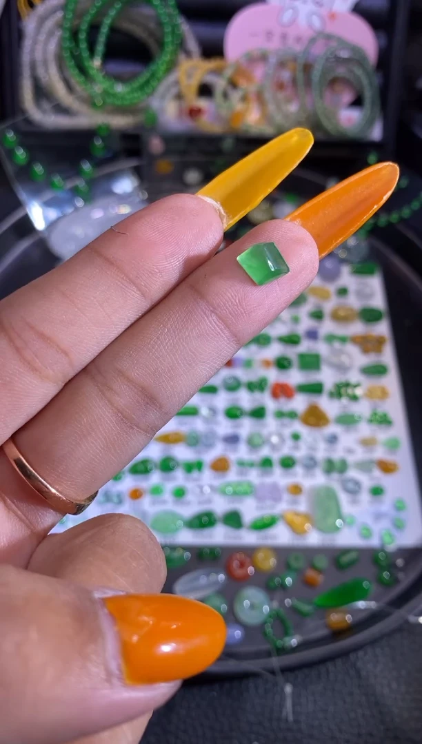 未镶嵌挂件翡翠切割