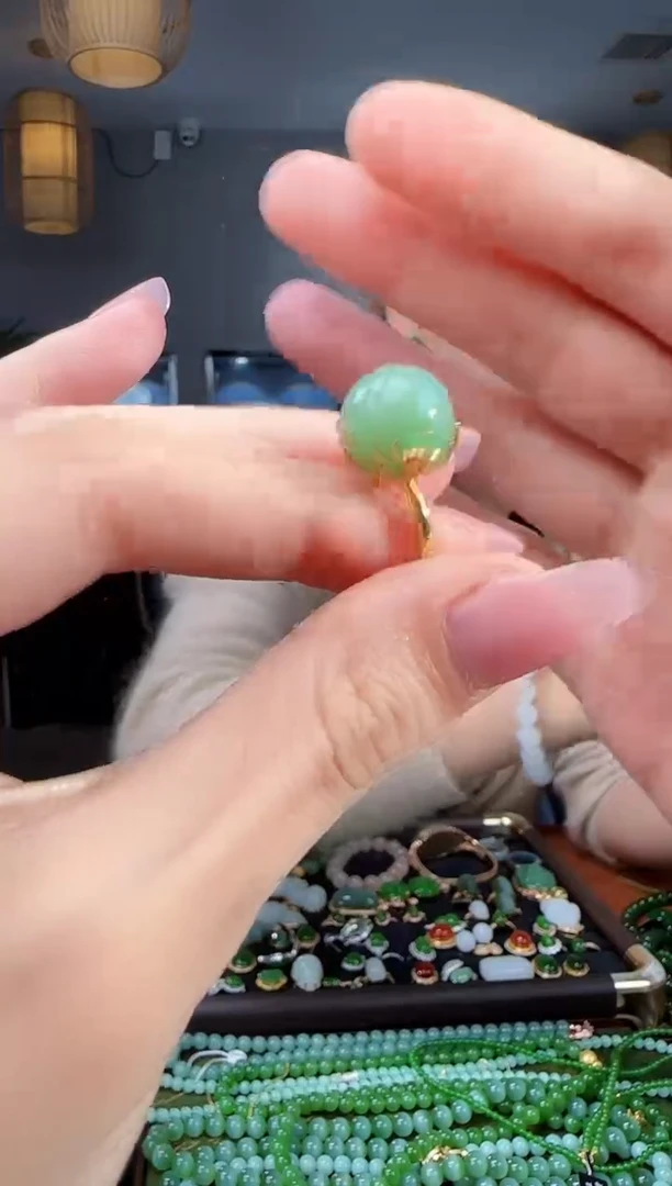 18K金镶嵌戒指和田玉1