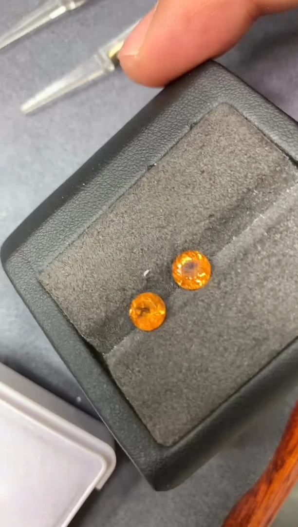 未镶嵌裸石石榴石（芬达石）一对2粒 78