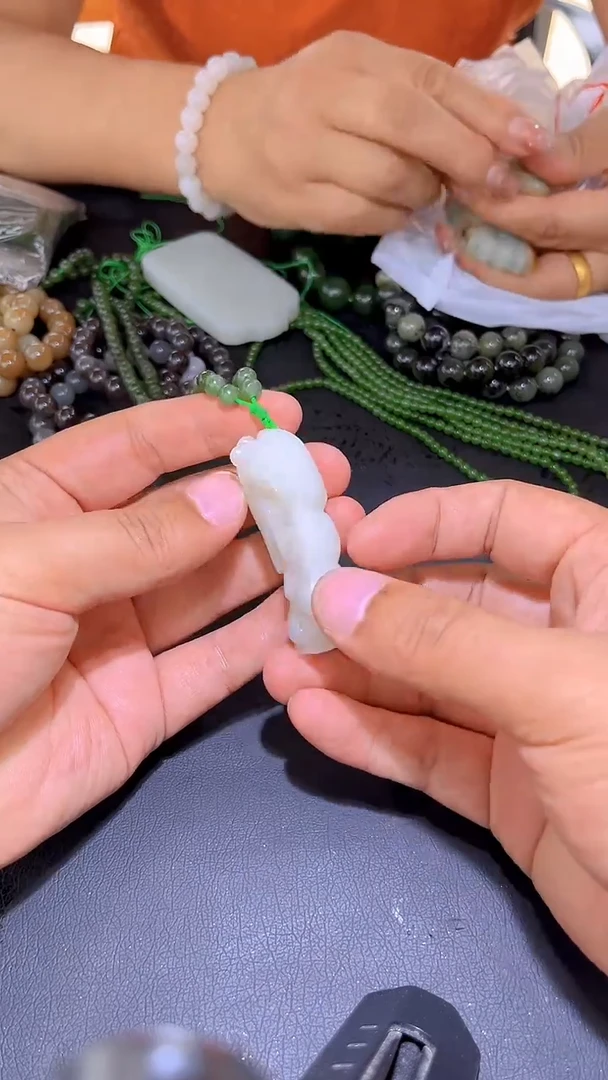 和田玉（白玉）未镶嵌颈饰逢**路和田玉挂件