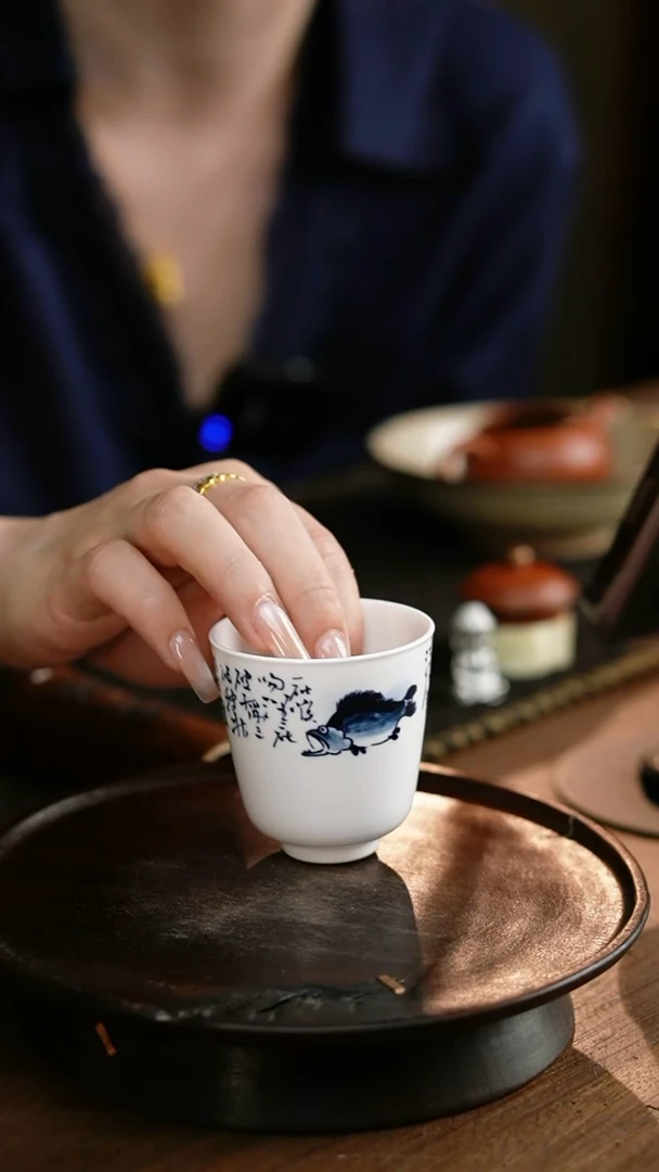 青花诗文鱼杯...