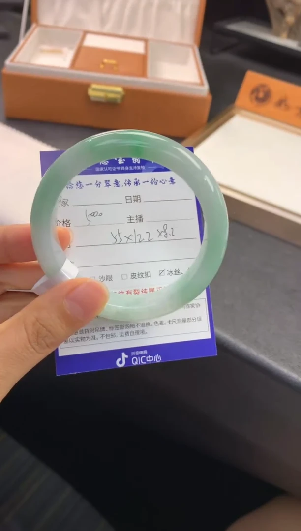 未镶嵌手镯翡翠退货需手镯吊牌标签完好