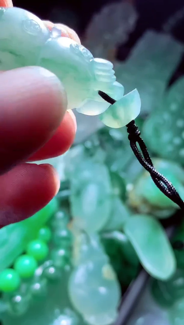 未镶嵌定制翡翠雨***?翡翠毛货定制