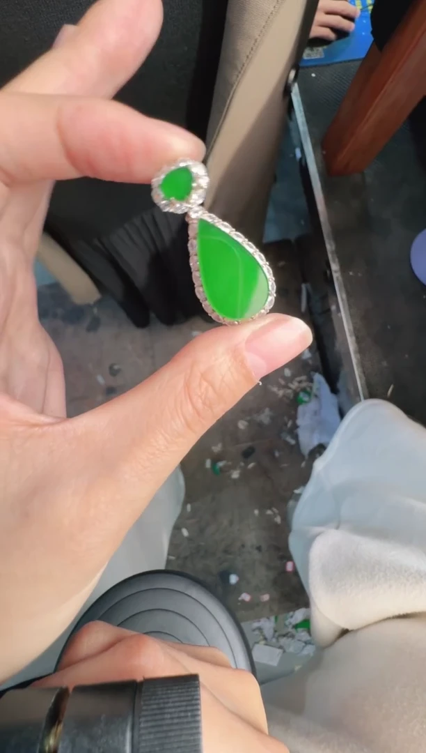 未镶嵌定制翡翠A货有轻微色差属于正常现象，水滴1