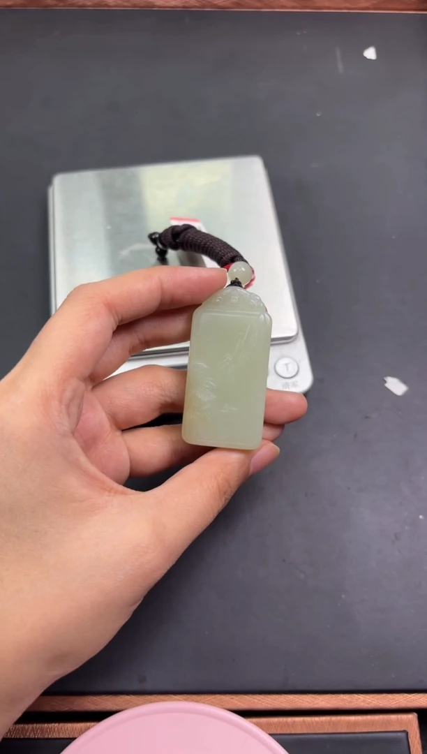 【闪购商品】和田玉吊坠(赠链)未镶嵌且末微色差迪克兰吊坠