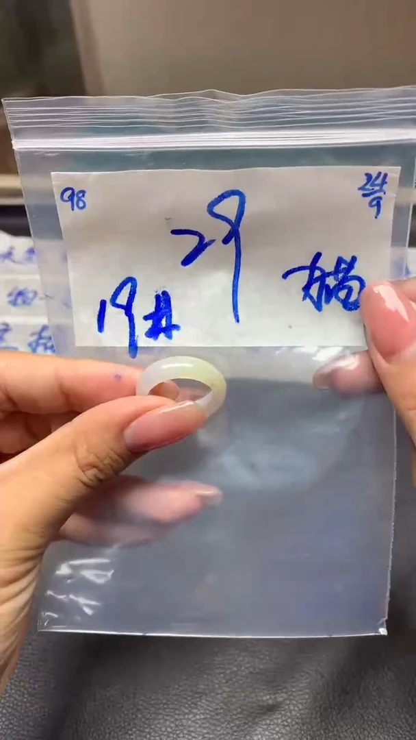 未镶嵌定制翡翠?***?98翡翠毛货需精细抛光挂件多样性拍一发一