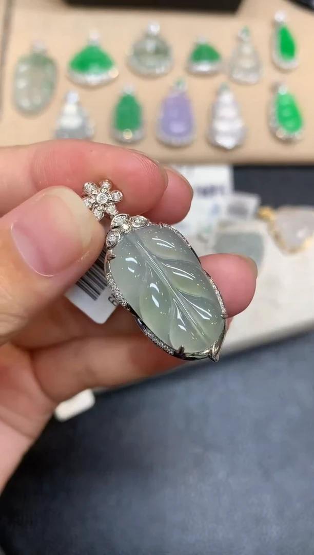 颈饰18K金镶嵌翡翠树叶【无服务费