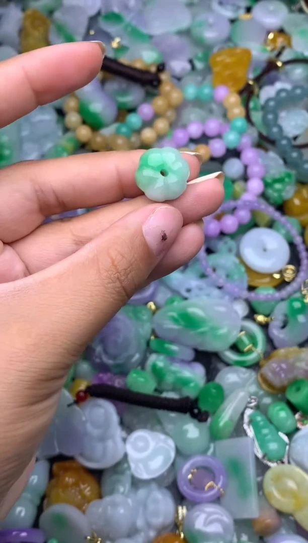 颈饰未镶嵌翡翠天然缅甸翡翠吊坠