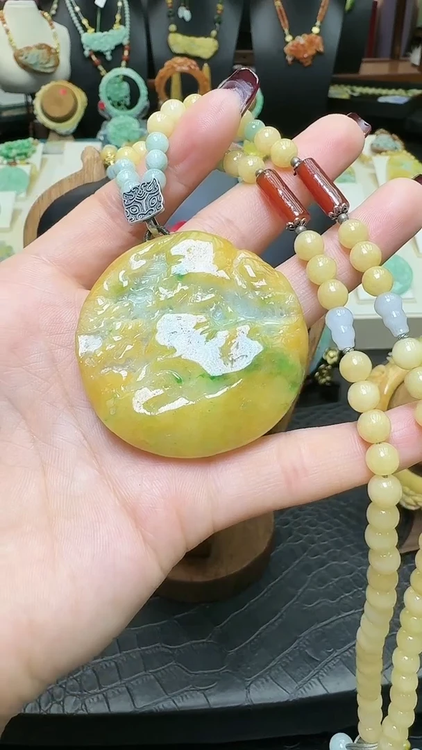 【闪购商品】翡翠颈饰未镶嵌特色黄加绿山水