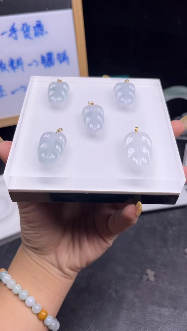 翡翠未镶嵌颈饰翡翠叶子拍多样性发一件