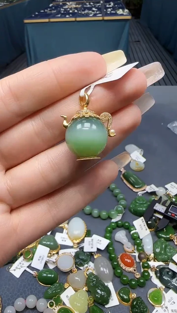 【闪购商品】和田玉挂件18K金镶嵌1