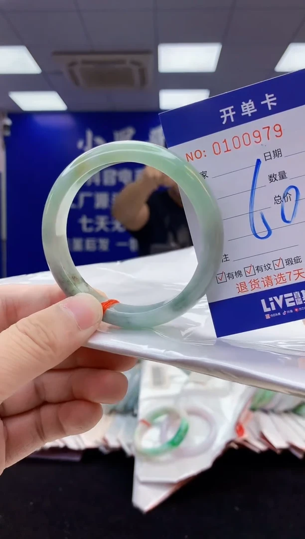 翡翠手镯未镶嵌1天然翡翠默认有瑕完美主义者勿拍