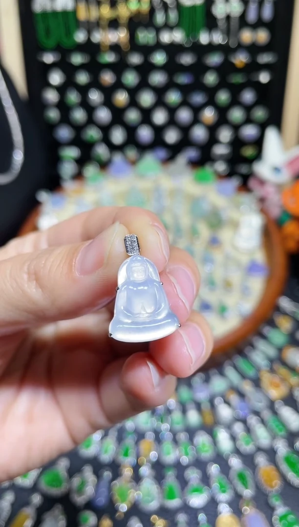 颈饰18K金镶嵌翡翠玻璃种小观音吊坠