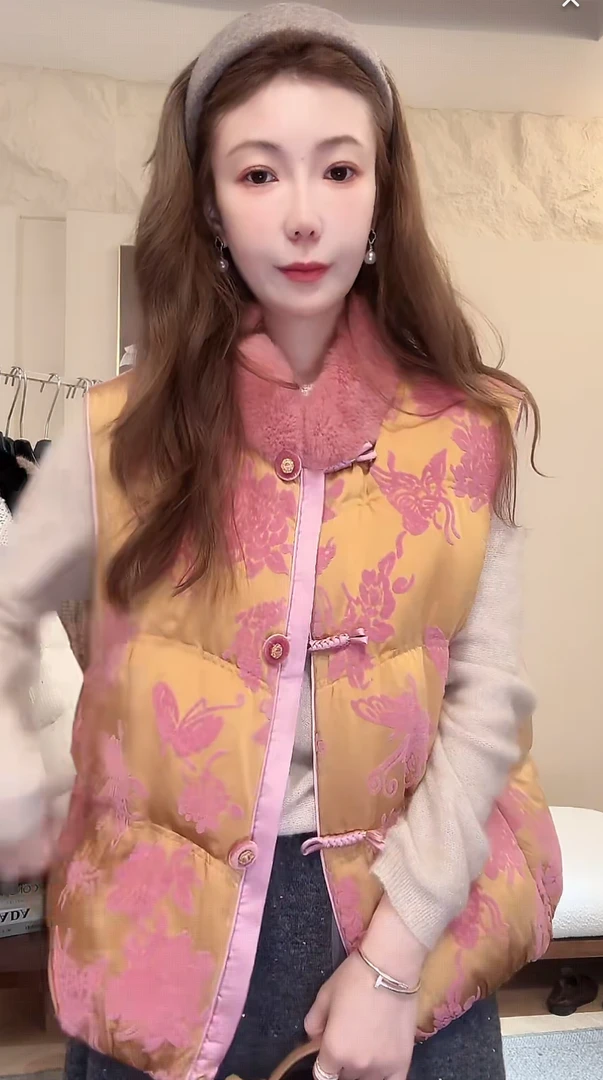 DEDM•STUDIO/气质高奢风提花盘扣獭兔毛领90鹅绒马甲2511MJ/72652