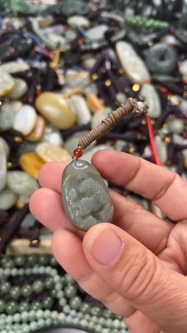 【闪购商品】和田玉颈饰未镶嵌多样性发货没有证书，拍一发一.有瑕