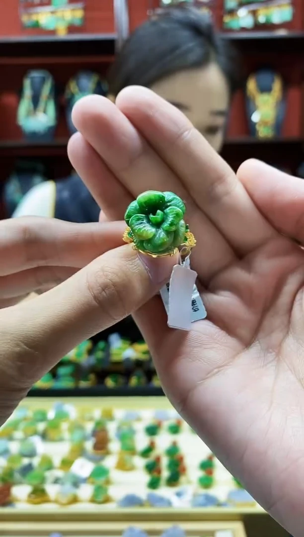 颈饰未镶嵌翡翠戒指