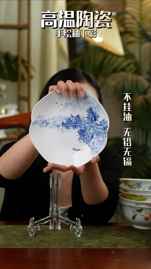 盘景德镇高温手绘青花山水花口盘