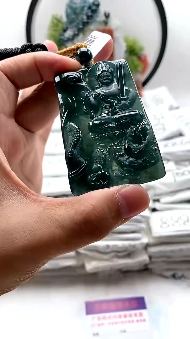 翡翠未镶嵌颈饰不动明王