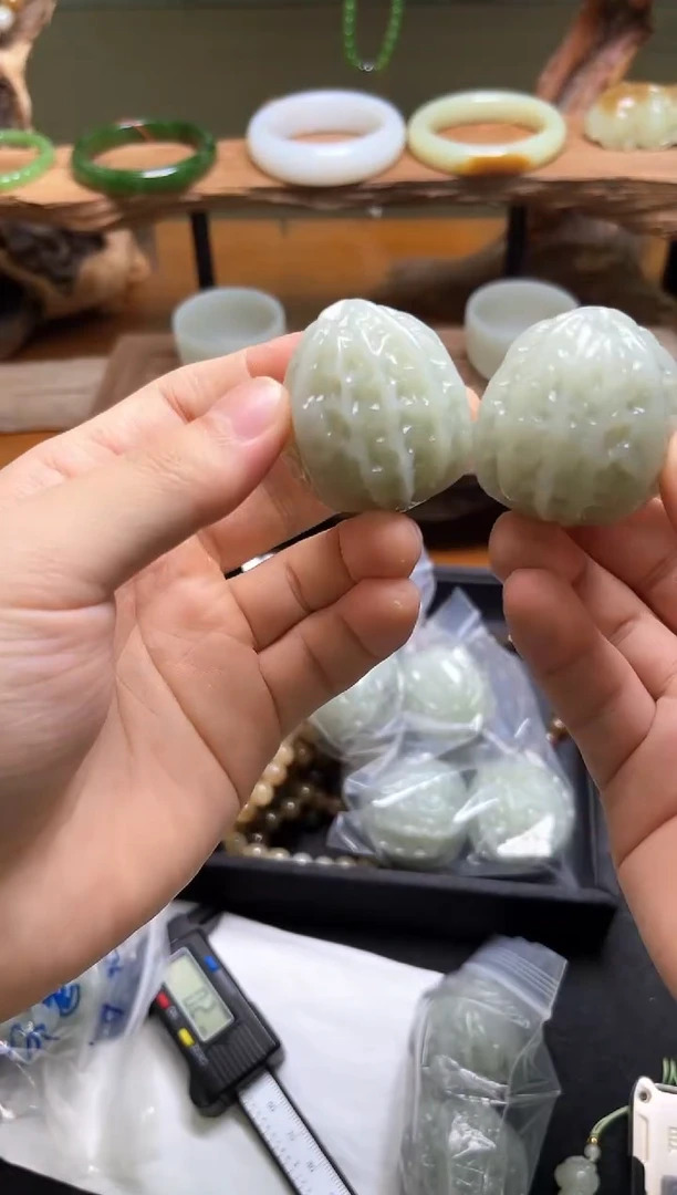 未镶嵌和田玉把件且末青白 核桃一对 1