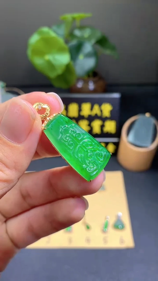 颈饰18K金镶嵌翡翠翡翠A货