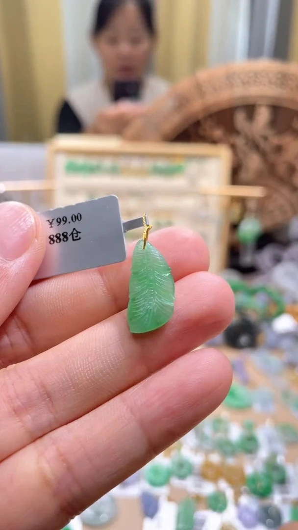 翡翠未镶嵌颈饰羽毛