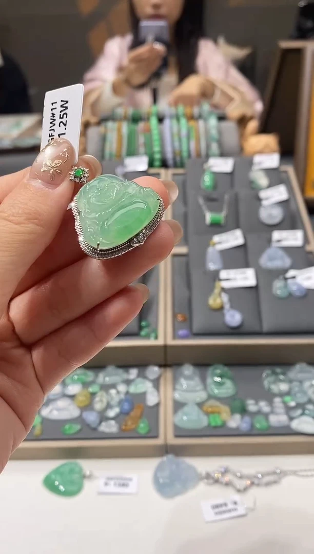 颈饰18K金镶嵌翡翠佛公