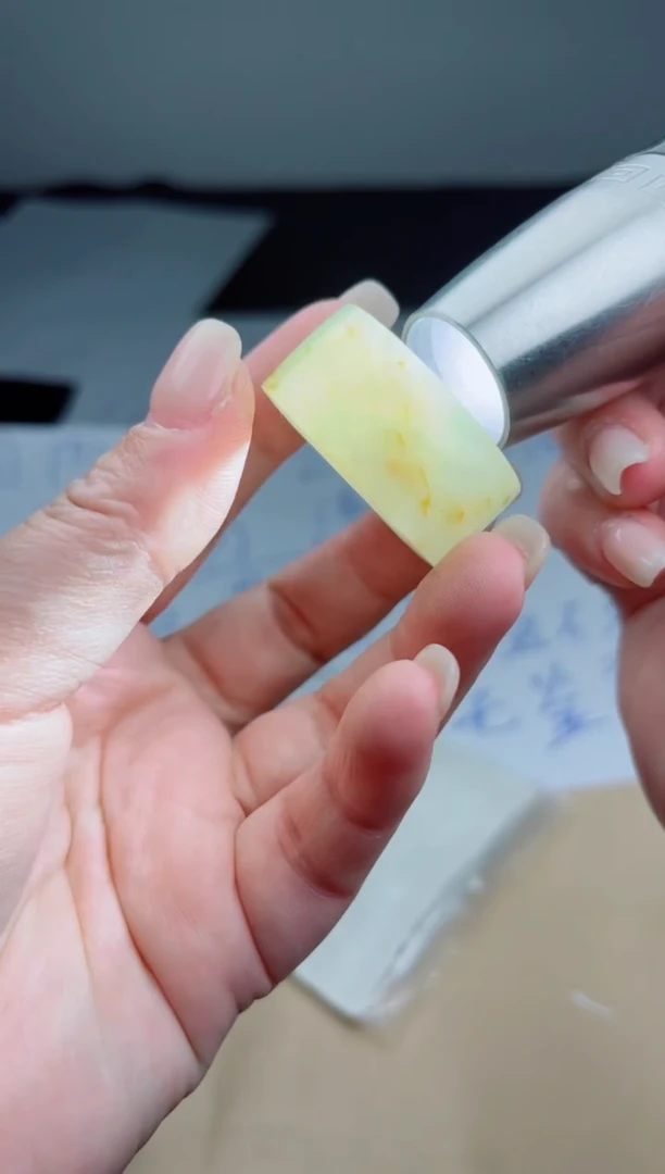 翡翠未镶嵌颈饰戒圈