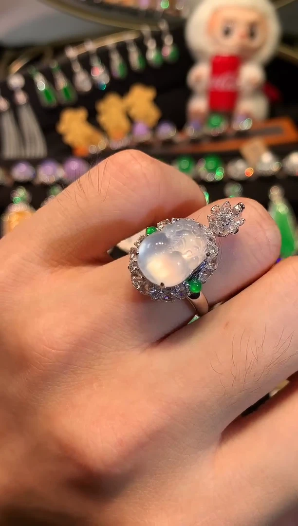 翡翠戒指18K金镶嵌玻璃种极光白貔貅戒指吊坠两用