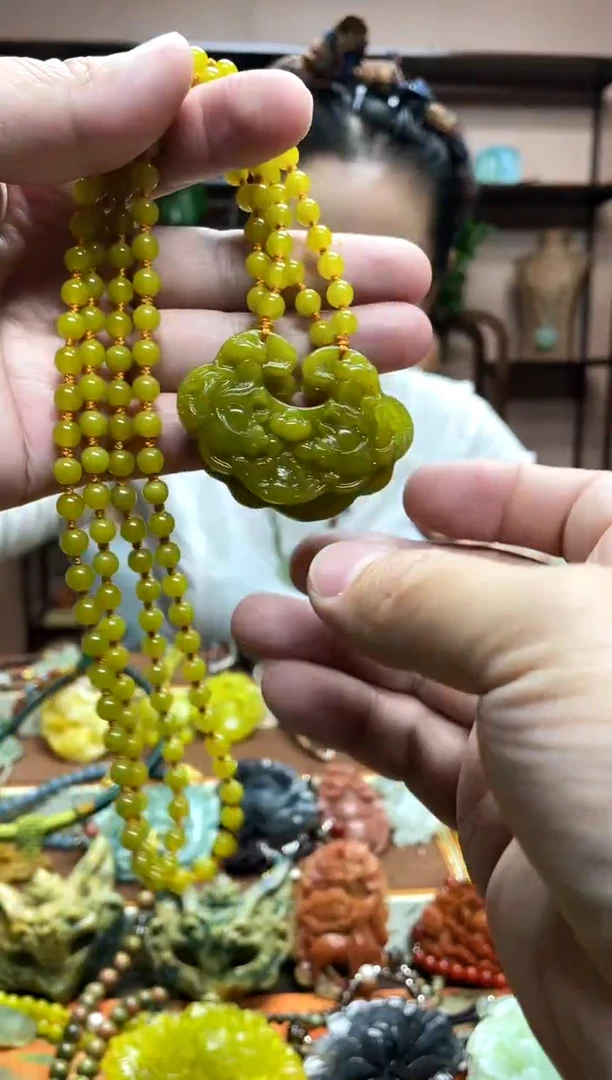 未镶嵌岫玉颈饰多样性发货发其中之一