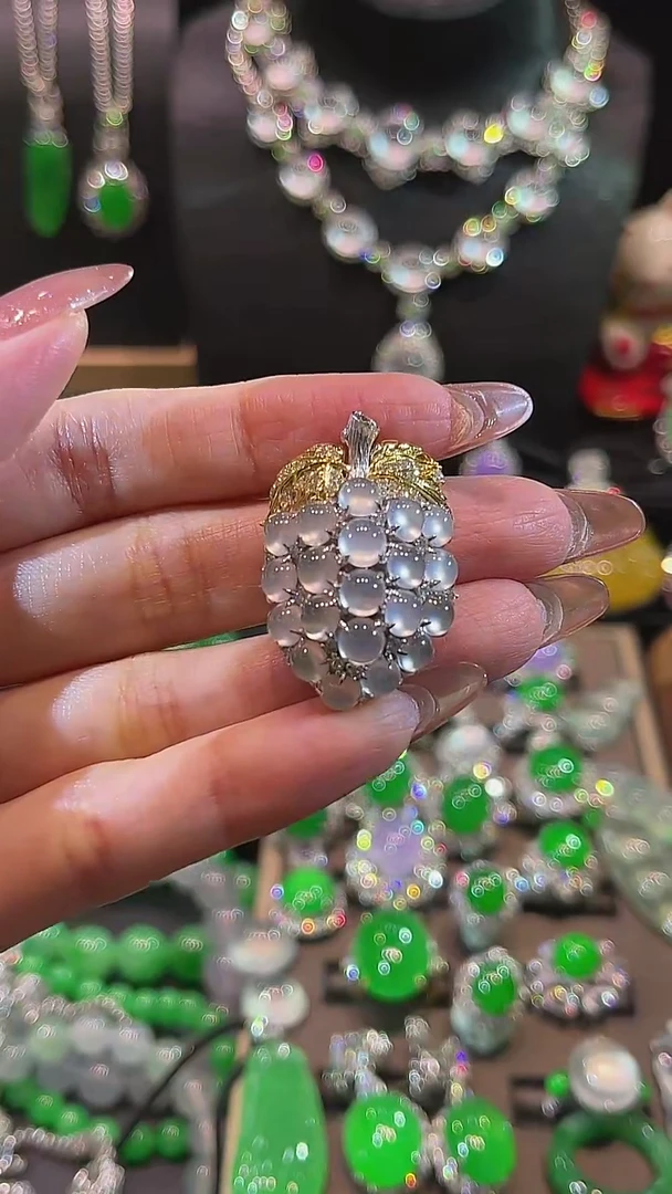 颈饰18K金镶嵌翡翠吊坠