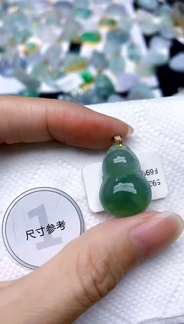 颈饰18K金镶嵌翡翠天然A货翡翠