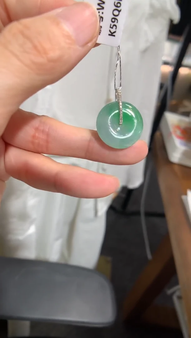 翡翠18K金镶嵌颈饰平安扣