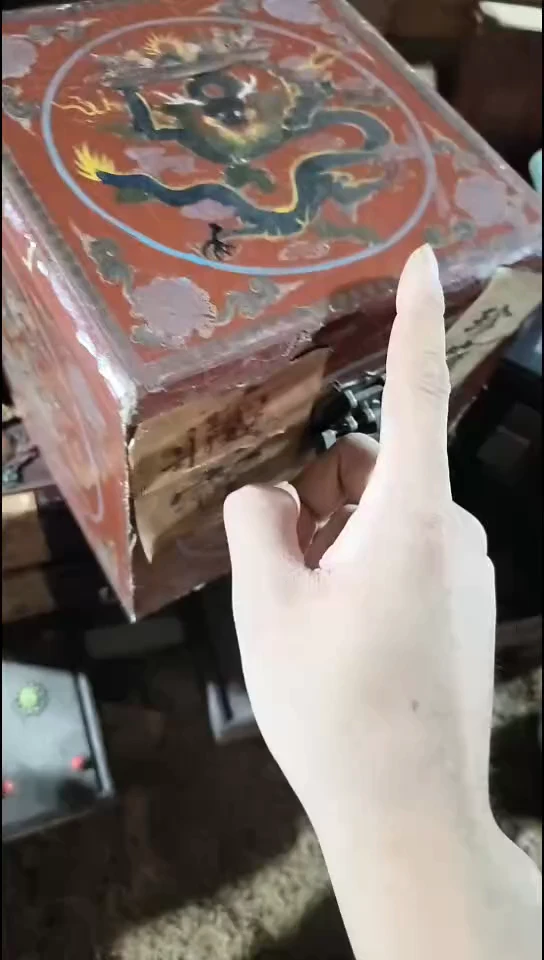 香榧木红色盘龙正方形箱子