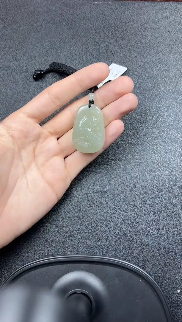 吊坠(赠链)未镶嵌和田玉且末微色差近矿吊坠