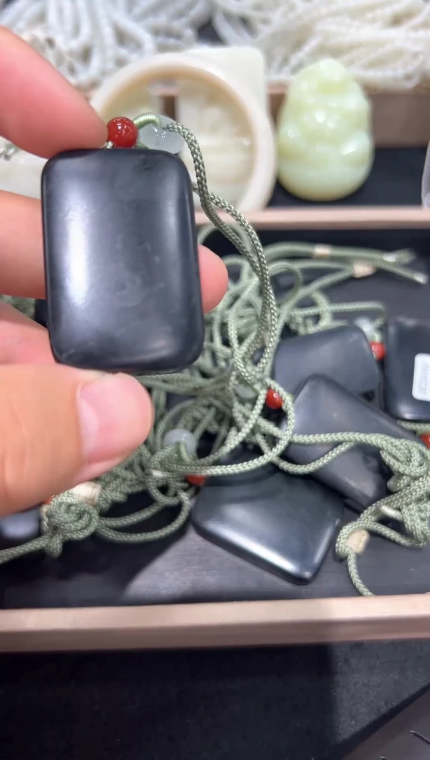 和田玉未镶嵌颈饰挂件