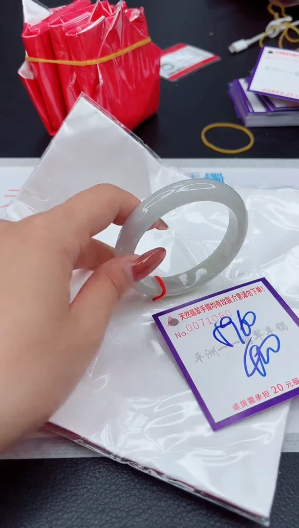 翡翠手镯未镶嵌1