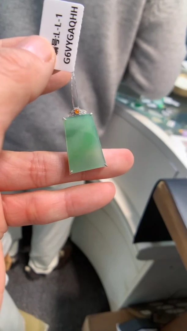 颈饰18K金镶嵌翡翠无事牌