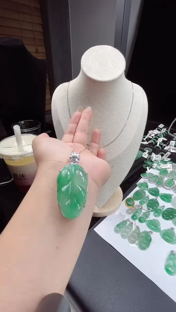 吊坠(赠链)银S925镶嵌石英质玉（非洲翠）23.81叶子