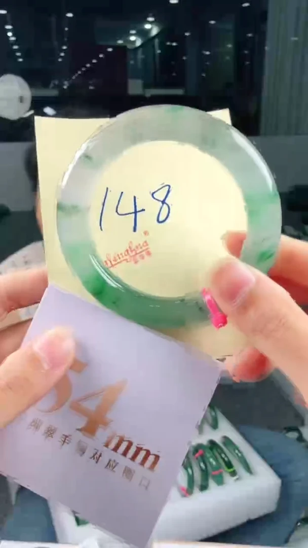未镶嵌手镯石英质玉（非洲翠）有天然洒金亮片/矿点/棉线148
