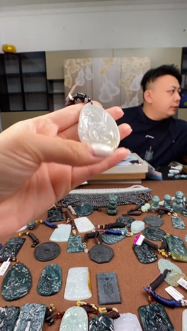 颈饰未镶嵌翡翠 多样性发其一