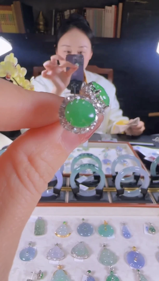 【闪购商品】翡翠耳钉18K金镶嵌满绿蛋面耳钉