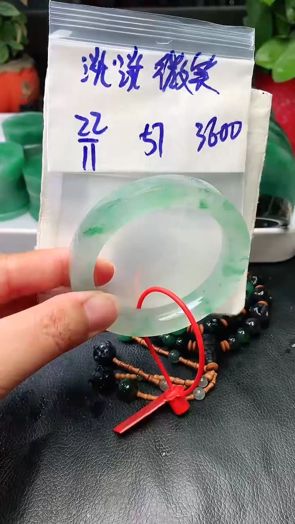 定制石英质玉（非洲翠）淡**笑手镯