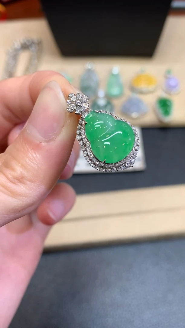 【闪购商品】翡翠颈饰18K金镶嵌葫芦【无服务费】