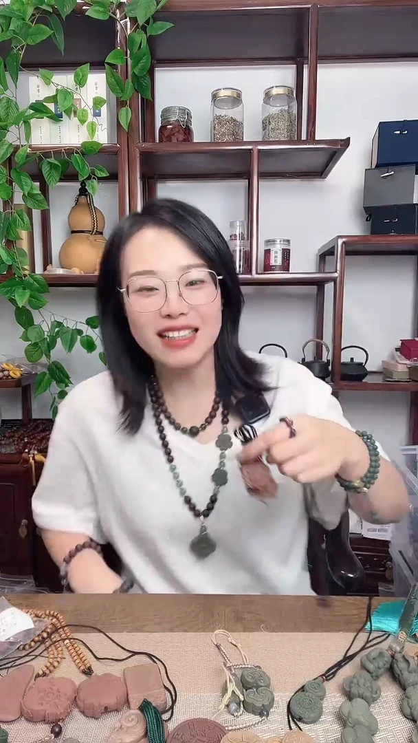 泥塑花蕊夫人的三个牌子