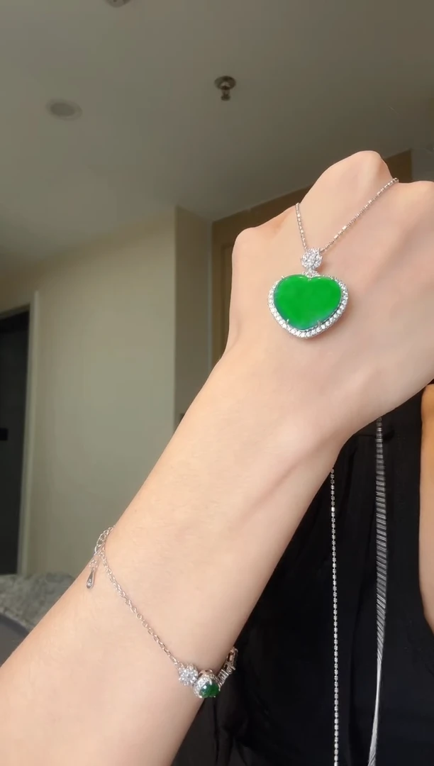 【闪购商品】翡翠吊坠(不含链)银S925镶嵌天然翡翠吊坠